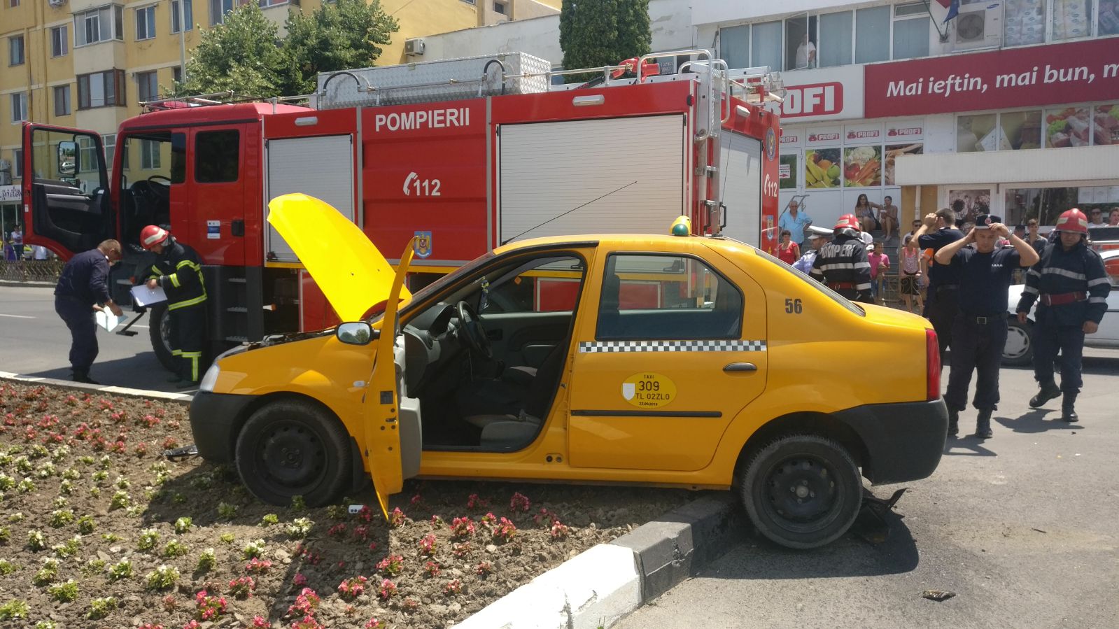 UPDATE: Accident rutier la Tulcea! Un taxi a ieșit în decor pe strada Isaccei (galerie foto)