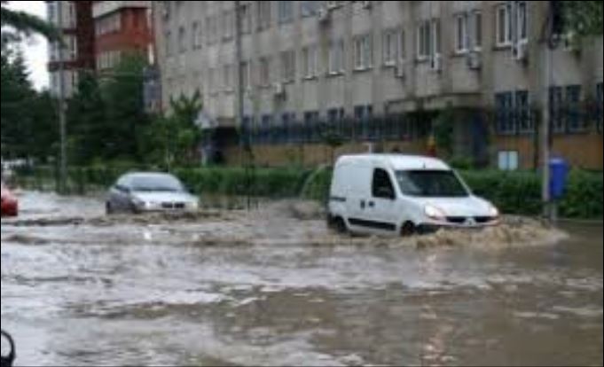 TECUCI. Mașini avariate după ce rezervorul de apă al unei fabrici de conserve s-a SPART