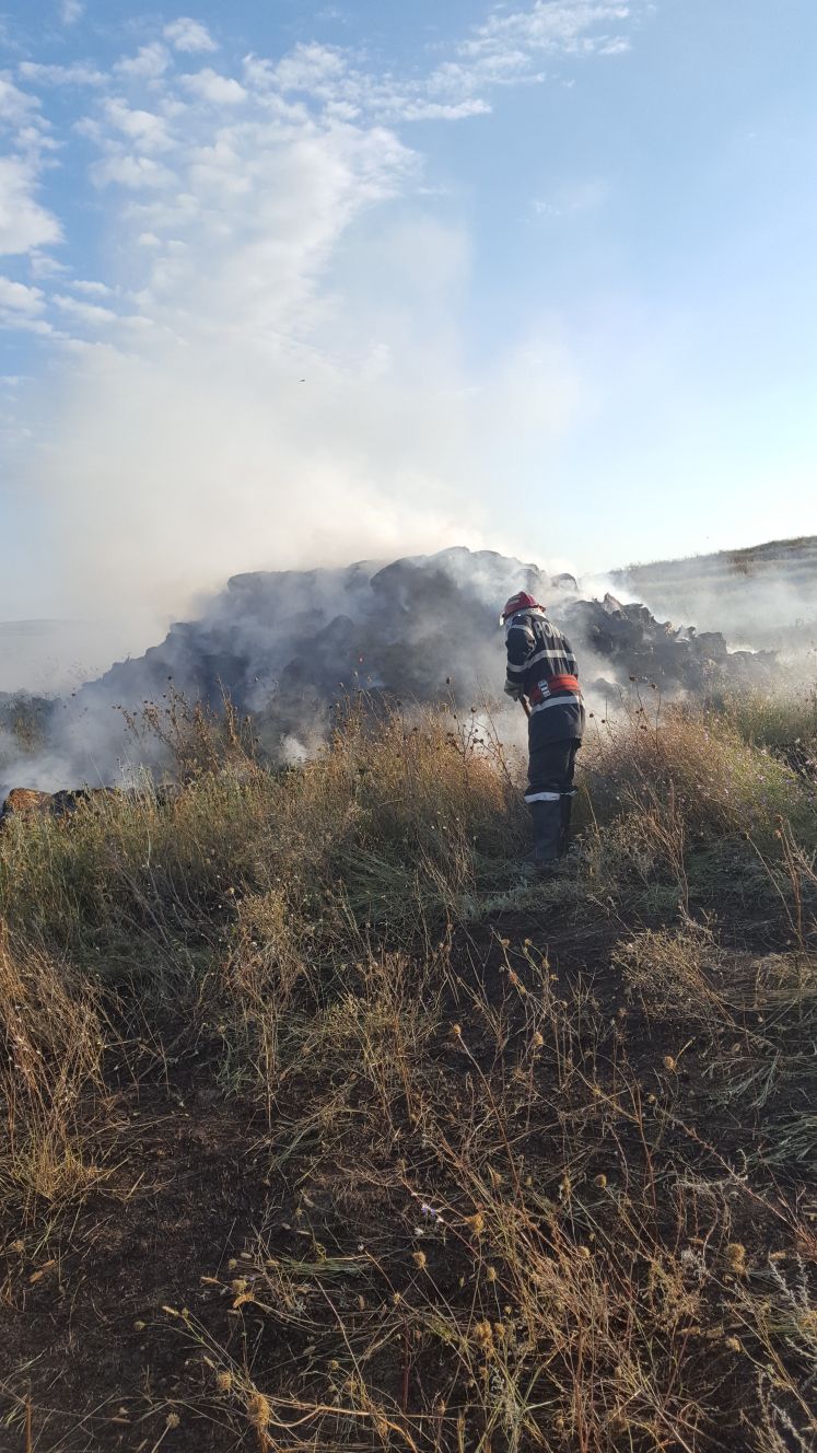 FOTO: TULCEA. Incendiu la o șiră de paie. PERICOL DE PROPAGARE