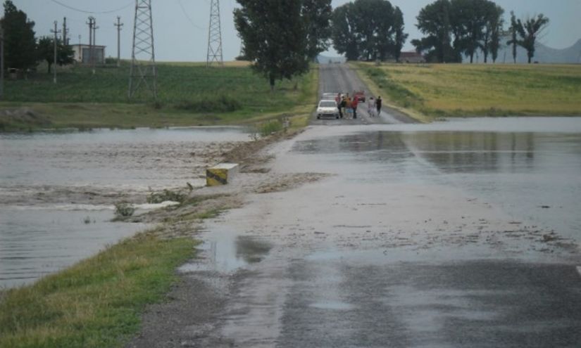 TULCEA/VIDEO: Drumuri BLOCATE din cauza unor viituri – update
