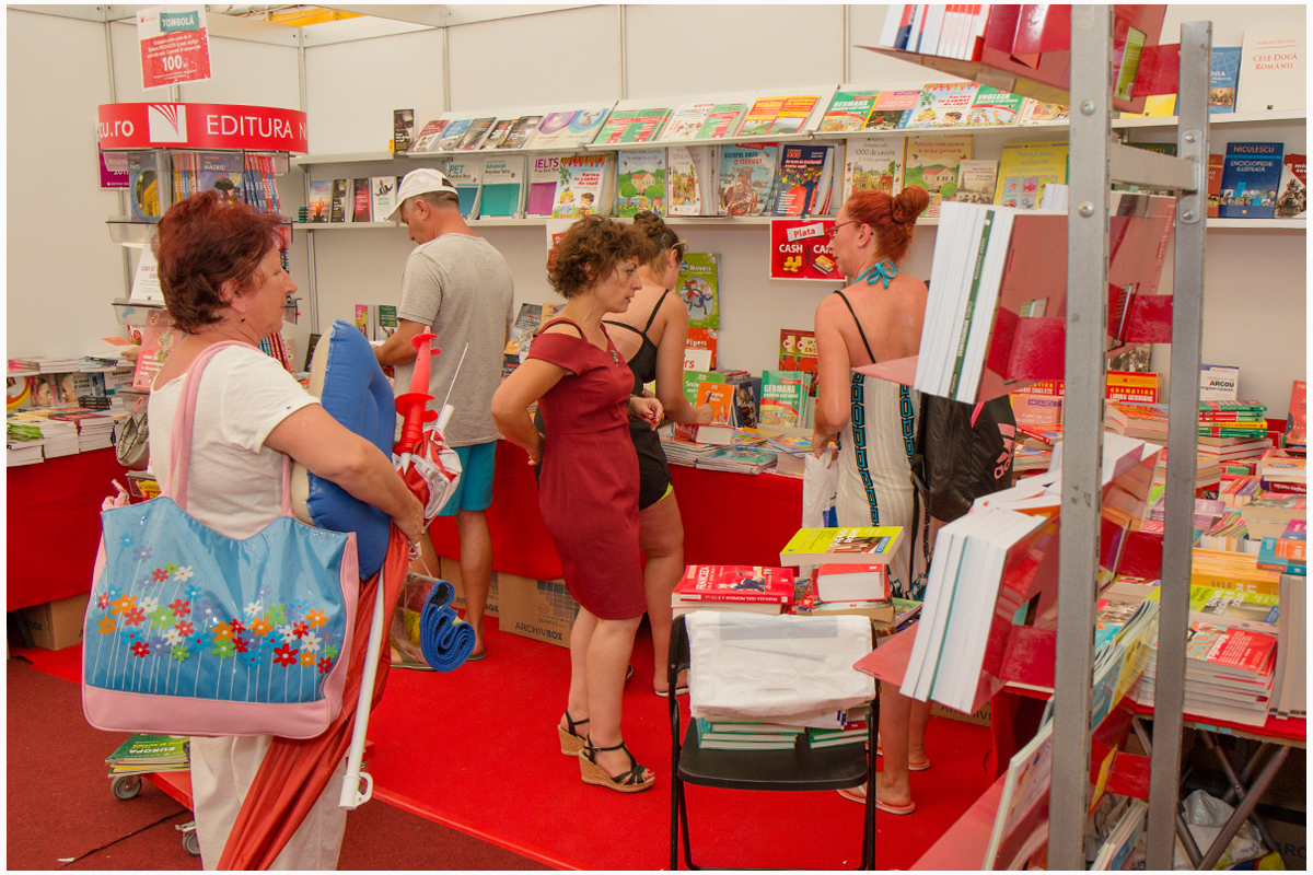 FOTO/ GAUDEAMUS, cel mai longeviv târg de carte, și-a deschis porțile în stațiunea Mamaia