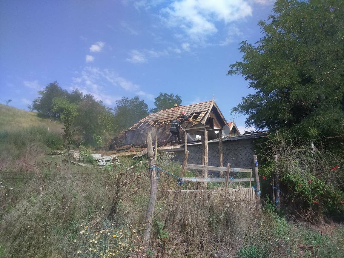 FOTO – Casă mistuită de flăcări la Dorobanțu. Pompierii au intervenit în forță
