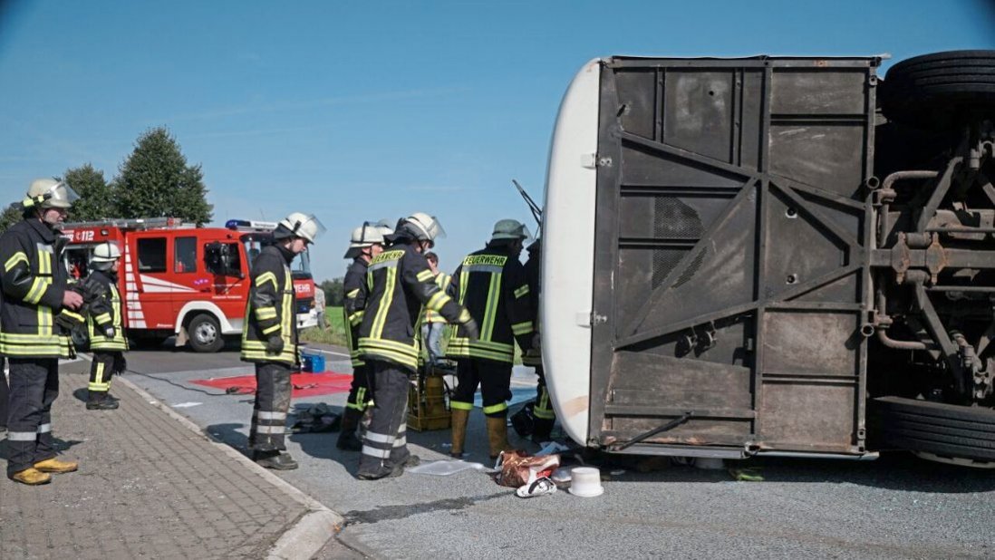 FOTO – Un autocar cu 50 de muncitori români s-a răsturnat pe o șosea din Germania