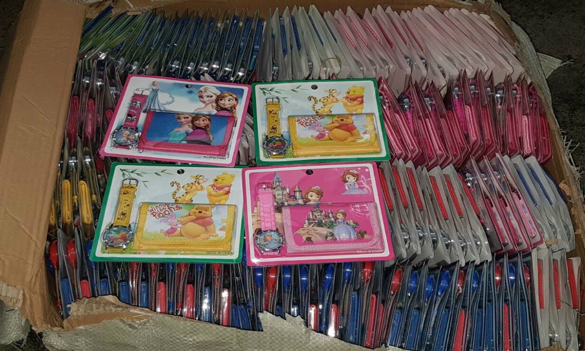 FOTO: Articole pentru petreceri contrafăcute, confiscate în Portul Constanţa Sud Agigea