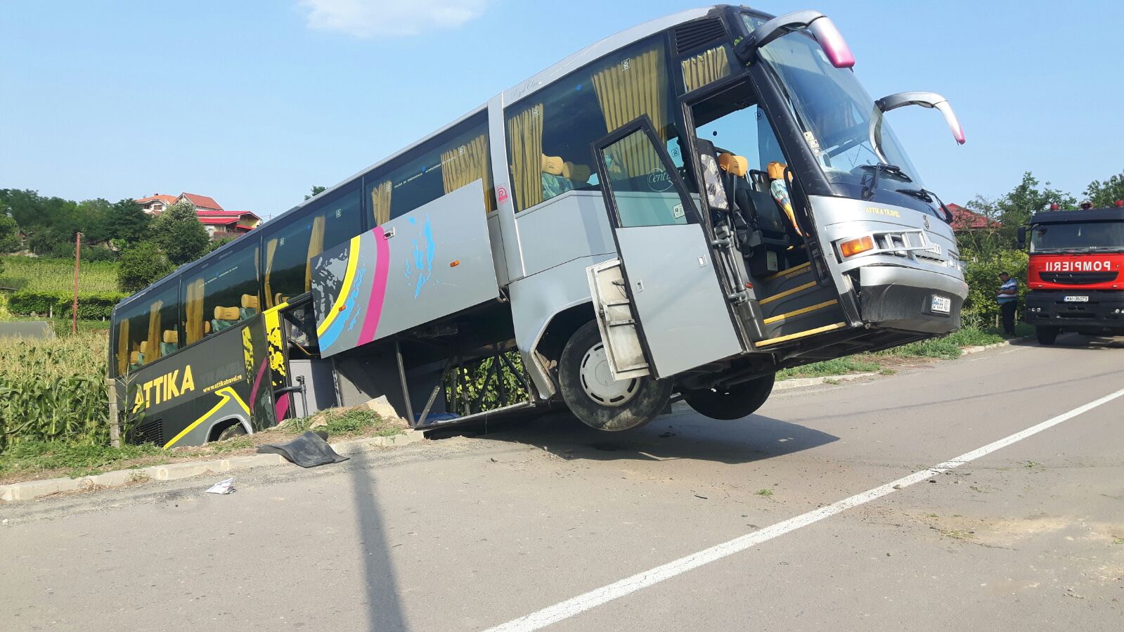 UPDATE – FOTO: Autocar plin cu pasageri, implicat într-un accident rutier într-o localitate din județul TULCEA