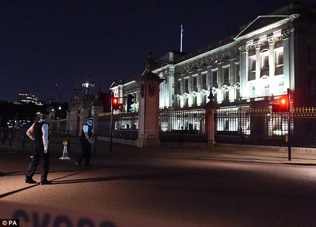 MAREA BRITANIE: Un individ arestat după ce a atacat polițiști în fața Palatului Buckingham