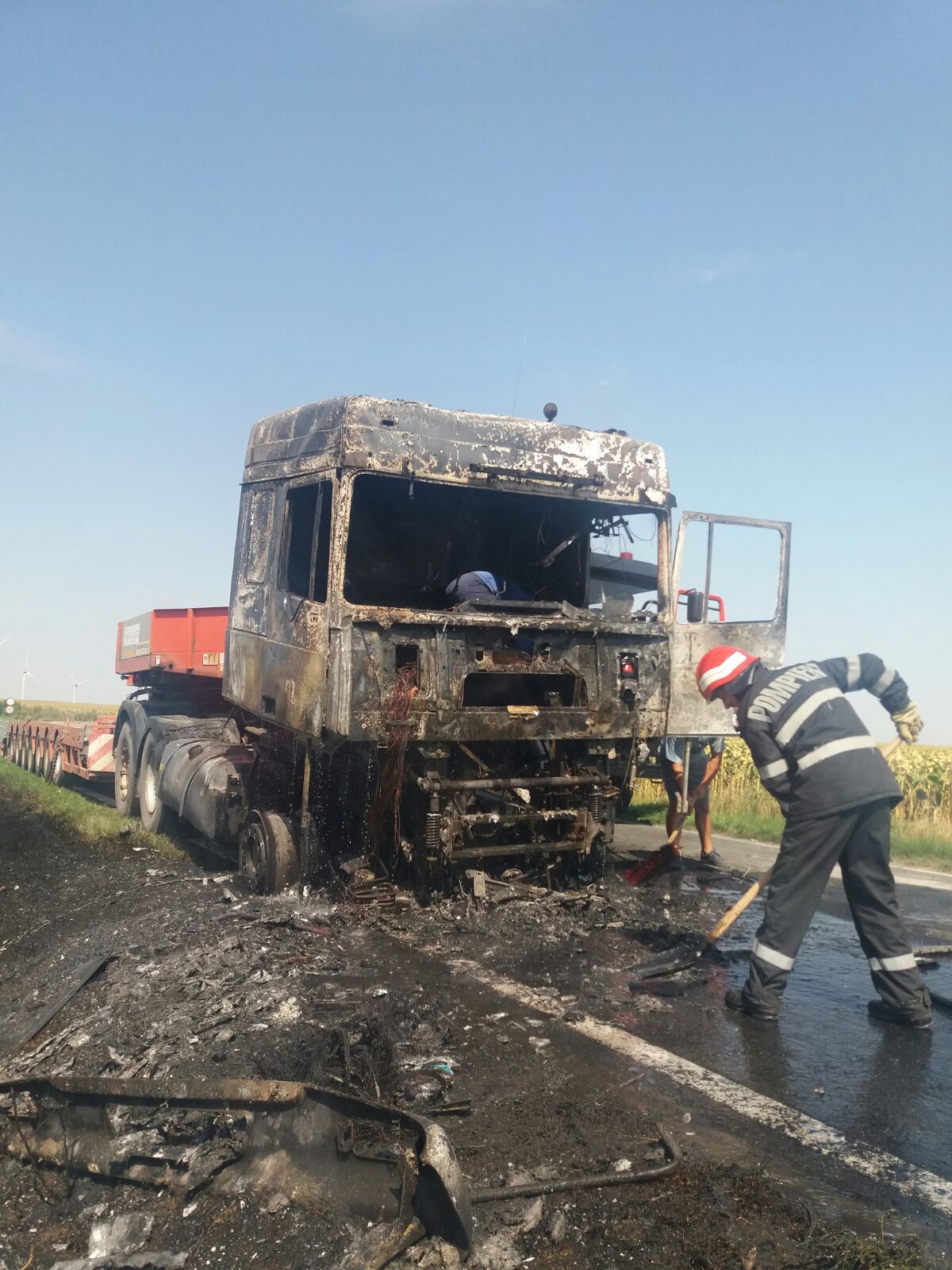 FOTO: Capul tractor al unui TIR a luat FOC în județul Tulcea, aproape de limita cu județul Constanța