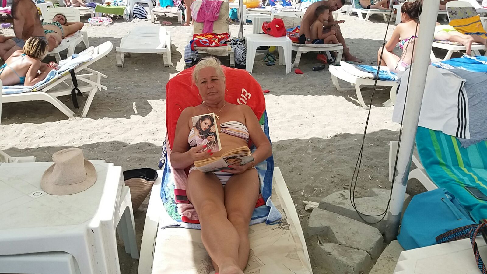 FOTO – MAMAIA: Poliția Gaudeamus i-a amendat din nou pe cei care au citit cărți pe plajă