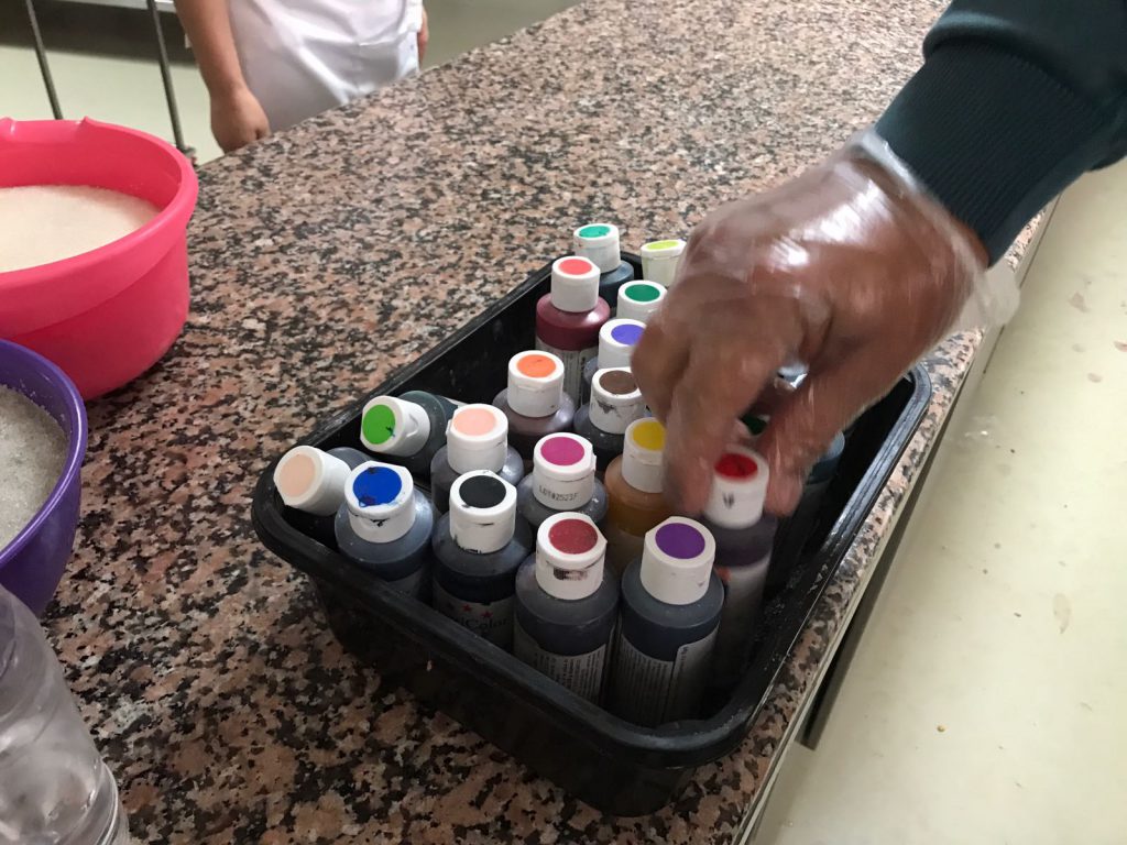 CONSTANȚA: Sancțiuni drastice pentru cofetăria care folosea coloranți expirați chiar și de 16 ani