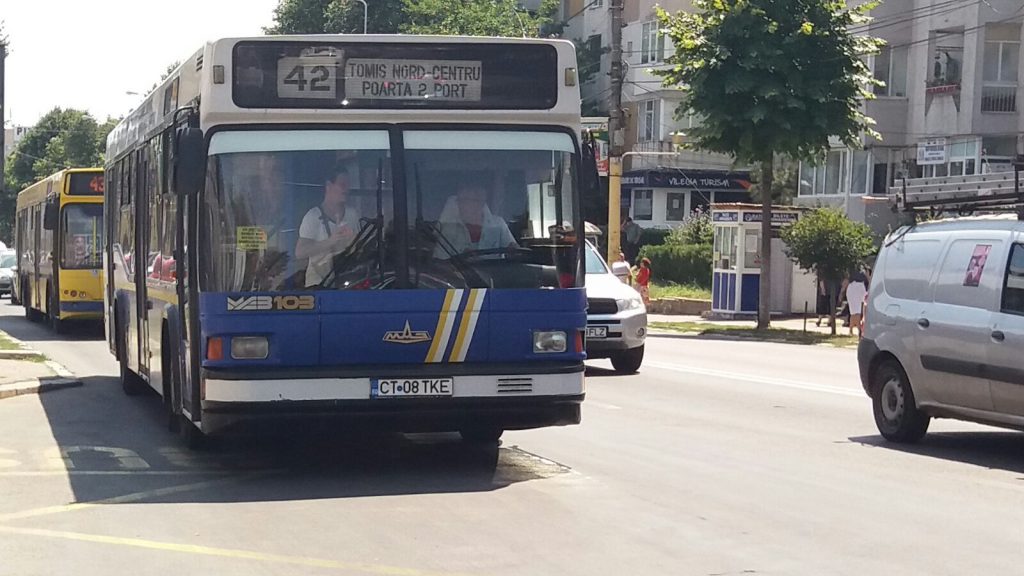 EXPERIMENT RATC! De luni, călătorii unei linii de autobuz vor urca pe la ultima ușă