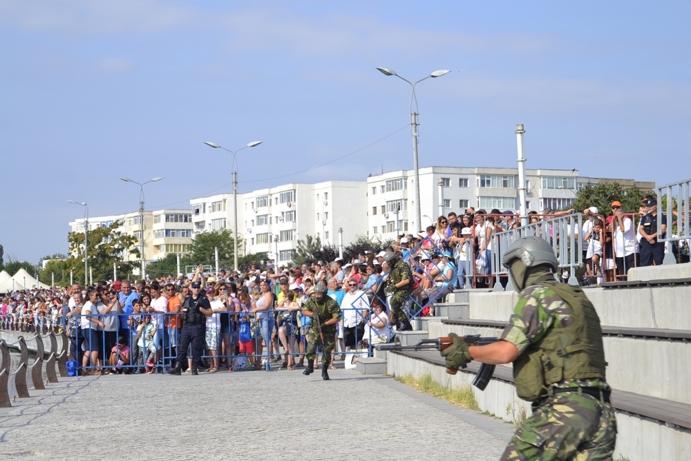 FOTO – Ziua Marinei 2017: Ample manifestări militare, în fața miilor de persoane sosite în Portul Turistic MANGALIA