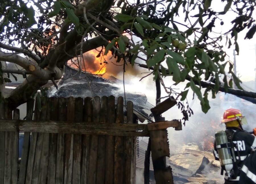 VIDEO/FOTO: ARDE o casă în MURFATLAR