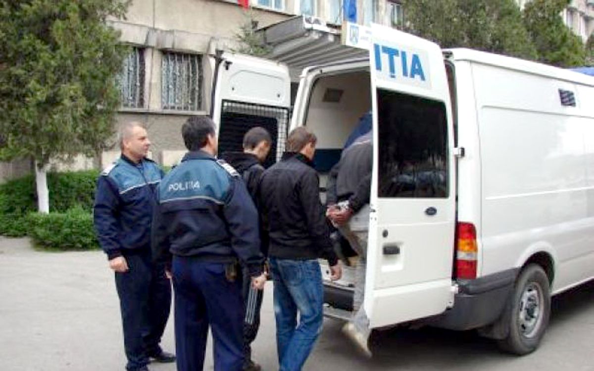 CONSTANȚA: Cinci minori bănuiți de tâlhărie au ajuns după gratii