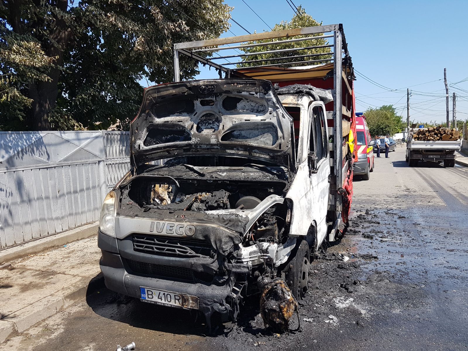 TULCEA/FOTO: Autoutilitară distrusă de un incediu