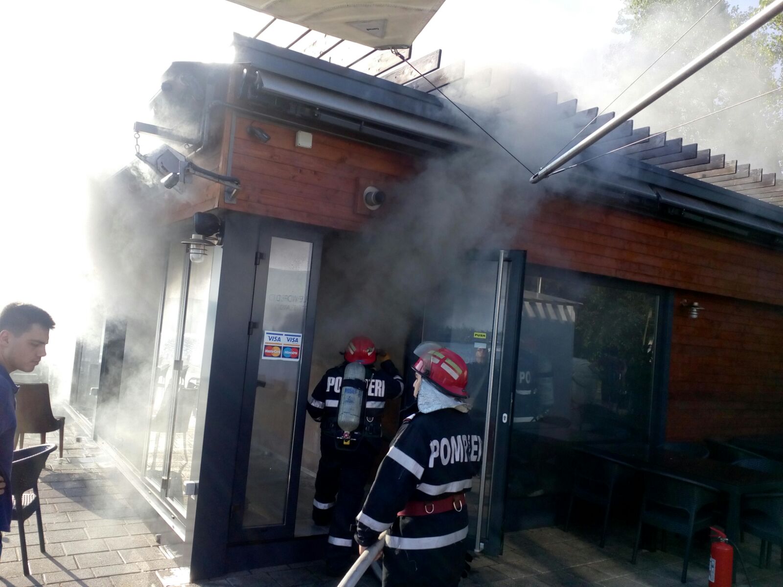 CONSTANȚA/FOTO: Incendiu la o terasă din Portul Tomis