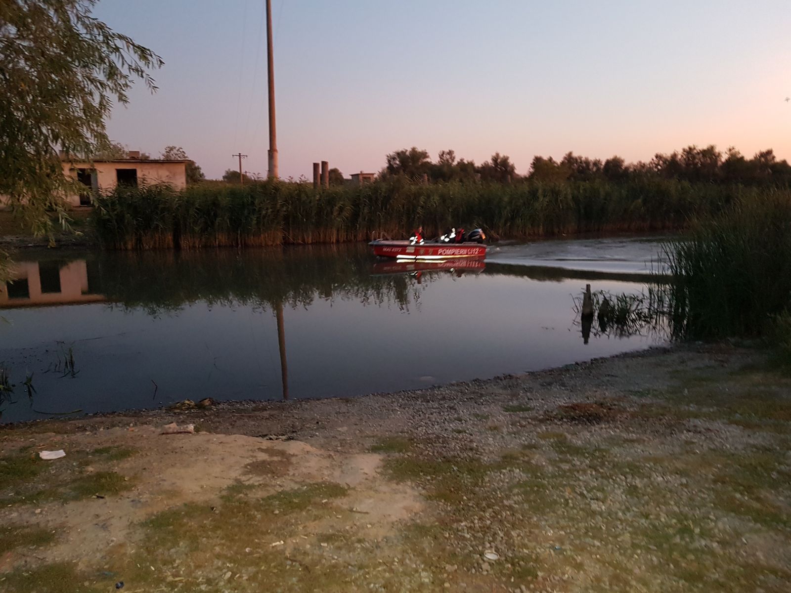 TULCEA/FOTO: Barcă răsturnată pe lacul Razlem. Un bărbat a fost dat dispărut