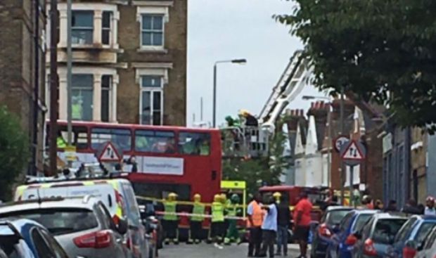 INCIDENT la Londra. Un autobuz a intrat într-un magazin