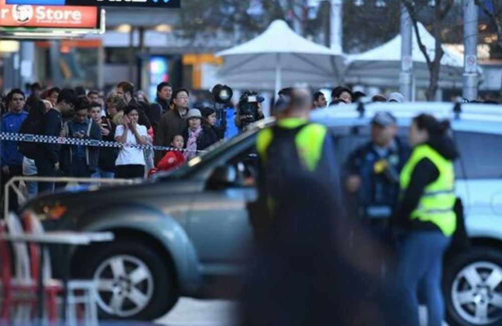 Persoane RĂNITE după ce o mașină a intrat într-o zonă pietonală din Sydney