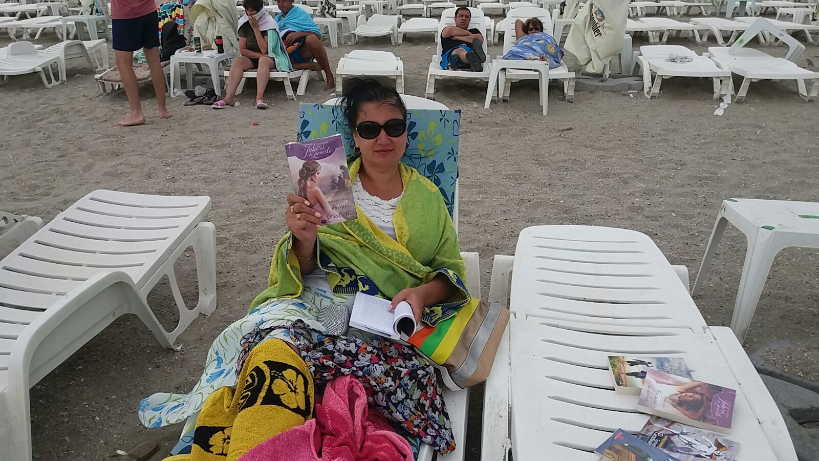 FOTO – MAMAIA: Poliția Gaudeamus, din nou în acțiune. Iubitorii de lectură au fost sancționați cu o carte