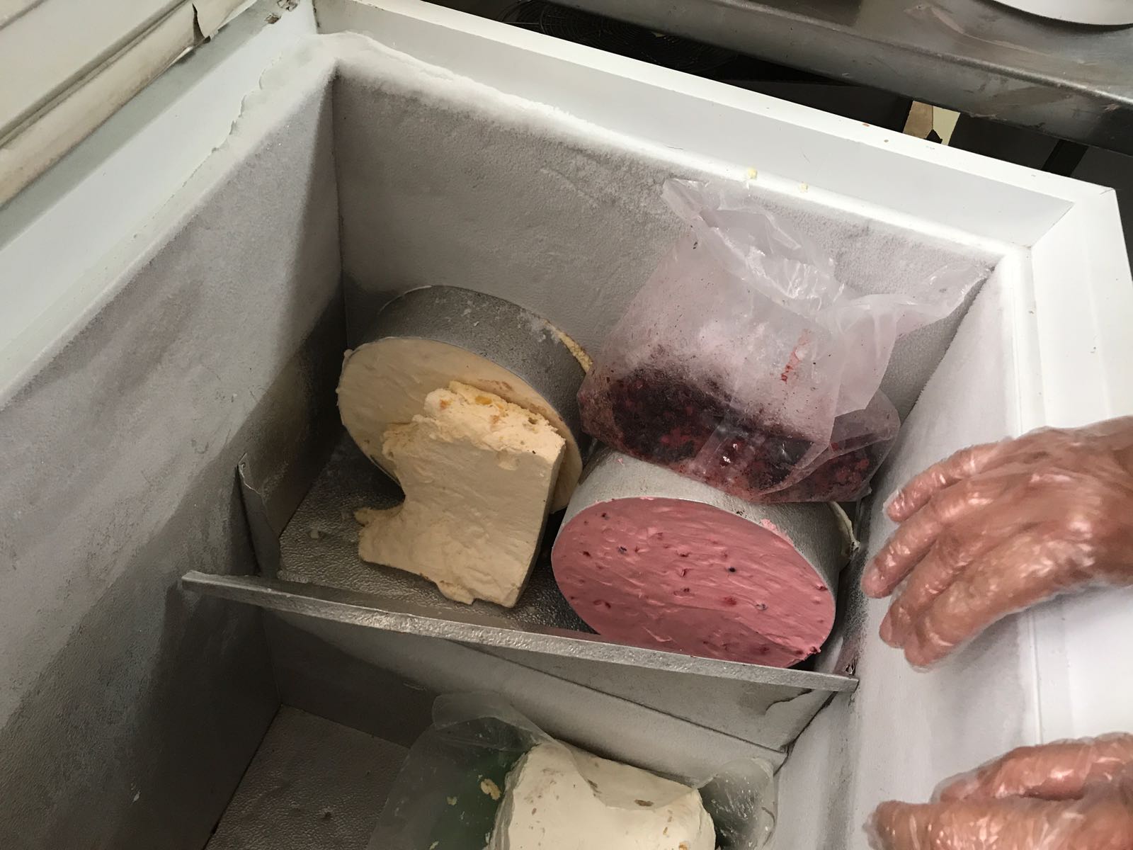 UPDATE – FOTO: ALARMANT! Coloranți EXPIRAȚI chiar și de 16 ani la o COFETĂRIE cunoscută din CONSTANȚA