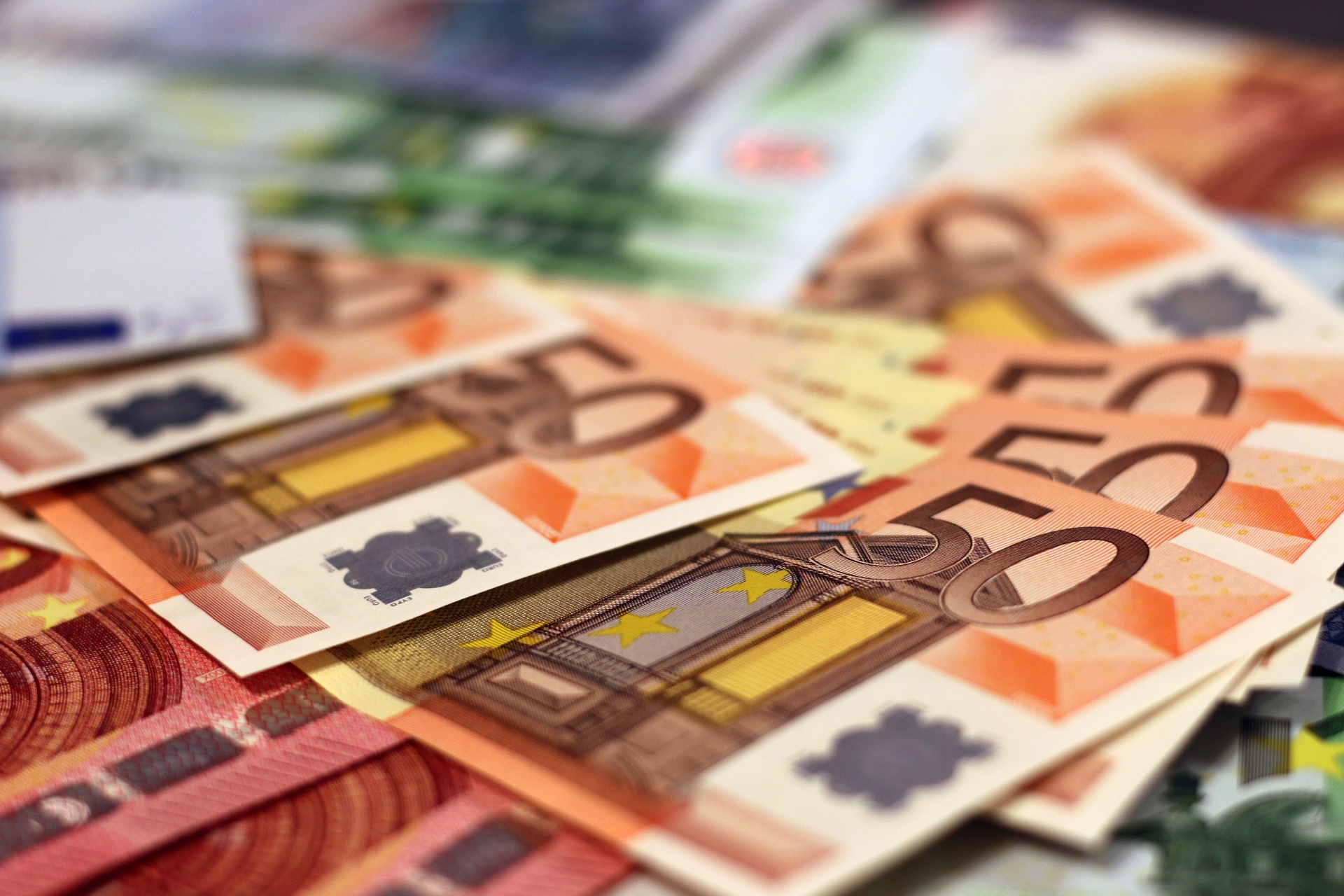 ITALIA: A fost introdus venitul minim GARANTAT. Cine poate beneficia de el