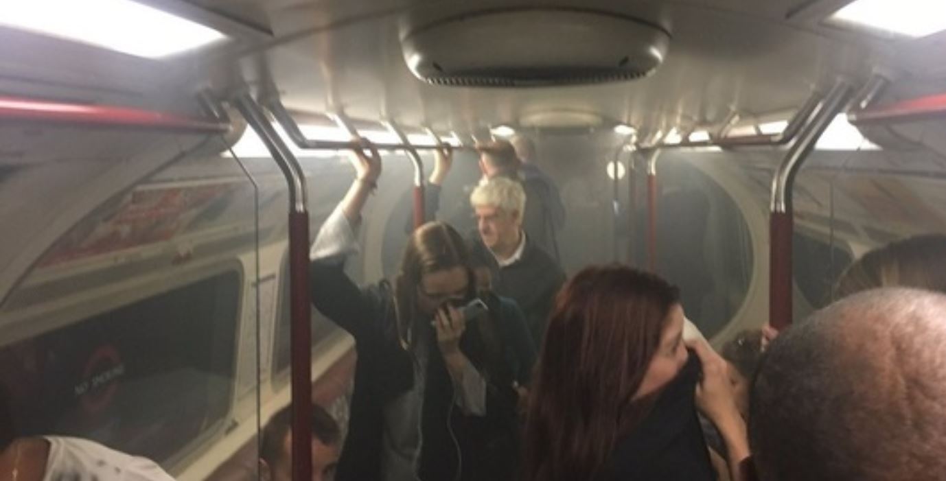 LONDRA/FOTO: Panică la metroul londonez. O stație a fost evacuată din cauza unui incendiu