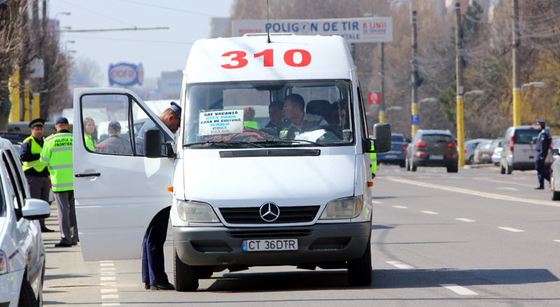 CONSTANȚA – Șofer cercetat penal după ce a lăsat un copil la volanul unui maxi-taxi
