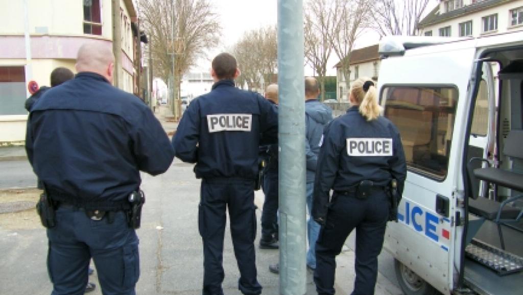 ALERTĂ/FRANȚA: Un vehicul a intrat în mai mulți polițiști aflați în misiune – update