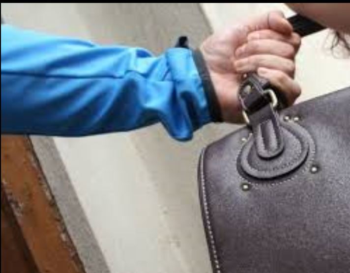 MAMAIA: A primit mandat de arestare preventivă pentru că ar fi sustras o geantă