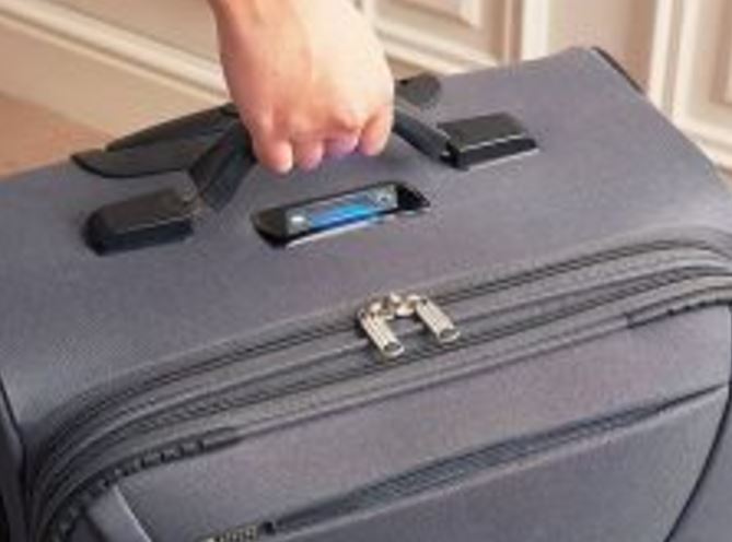 Dosar penal pe numele unui bărbat din ALBA, bănuit că a furat geanta unui TURIST aflat pe LITORAL