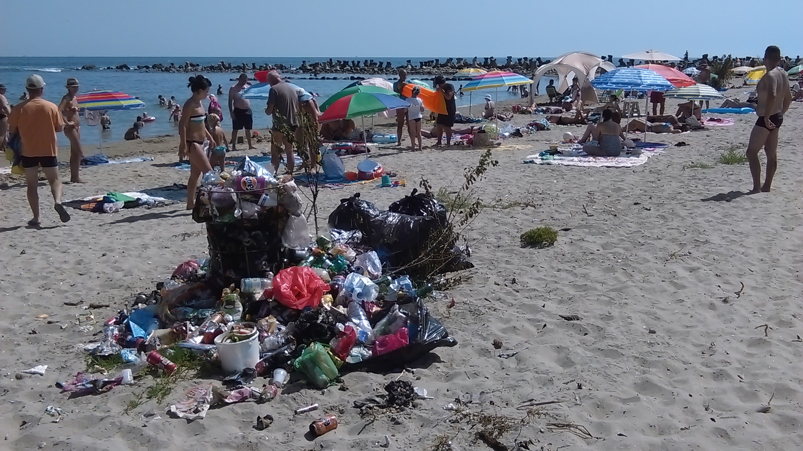 AUDIO – Plajele românești, împânzite de turiști, dar și de… gunoaie