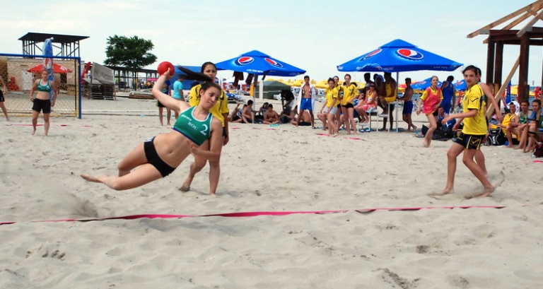 Succese ale echipelor constănțene la CN de handbal pe plajă pentru juniori