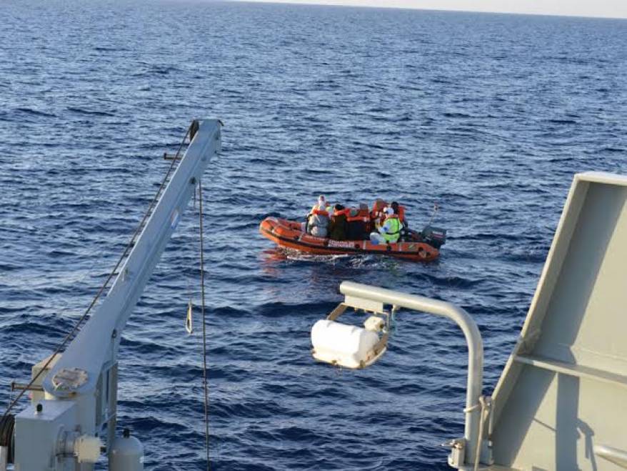 UPDATE! 70 de migranți ce pluteau în derivă pe Marea Neagră, salvați de Garda de Coastă