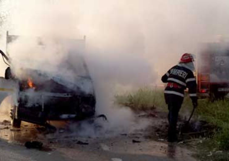 Județul TULCEA: O autoutilitară a luat FOC în urma unui ACCIDENT