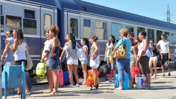 Trenurile care vin spre LITORAL sunt pline la refuz