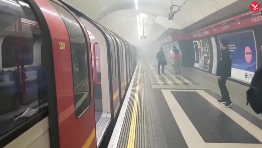 LONDRA/FOTO: Stație de metrou evacuată. Martorii vorbesc de o explozie
