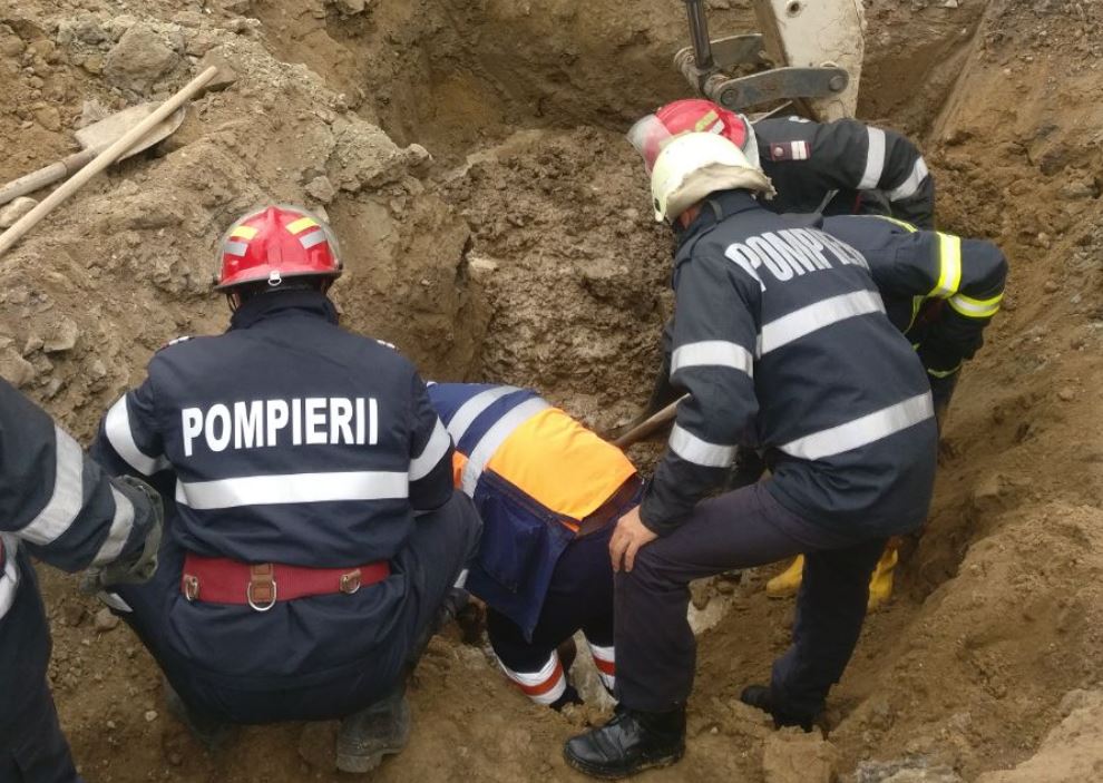 TULCEA/VIDEO: Pompierii încearcă salvarea a două persoane prinse sub un mal surpat – update