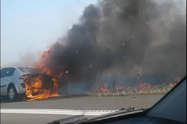 VIDEO/FOTO: Mașină în flăcări pe Autostrada Soarelui