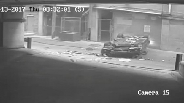 VIDEO – Accident incredibil! O șoferiță a căzut cu maşina de la etajul 7 al unei parcări