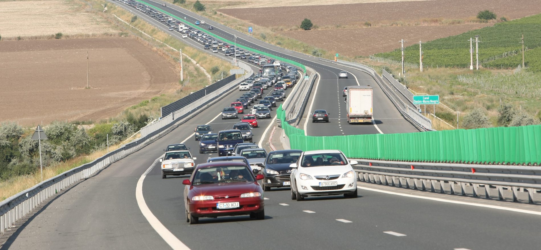 CNAIR: Circulația autovehiculelor mari, restricționată joi, între 12:00 și 20:00, în 15 județe, din cauza caniculei