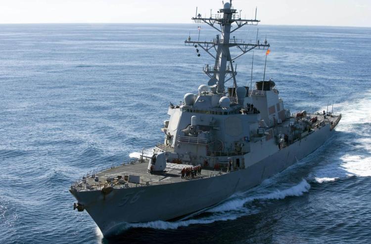 O navă militară a intrat în coliziune cu un vas comercial la est de Singapore