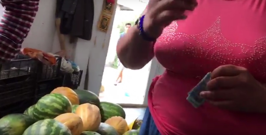 VIDEO – FOTO: Vânzătorii unui aprozar au încercat să îi mituiască pe inspectorii OPC Constanța