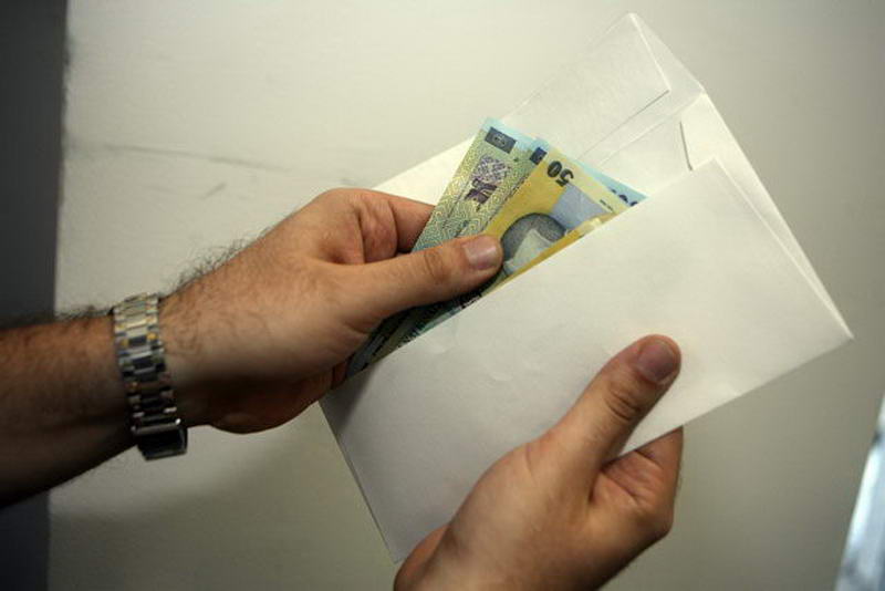TULCEA: Profesor şi elev trimişi în judecată pentru presupuse fapte de corupţie