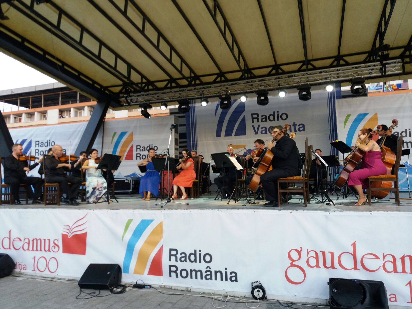 FOTO/ VIDEO/ MAMAIA: Spectacol susținut de Orchestra Națională Radio la Târgul GAUDEAMUS