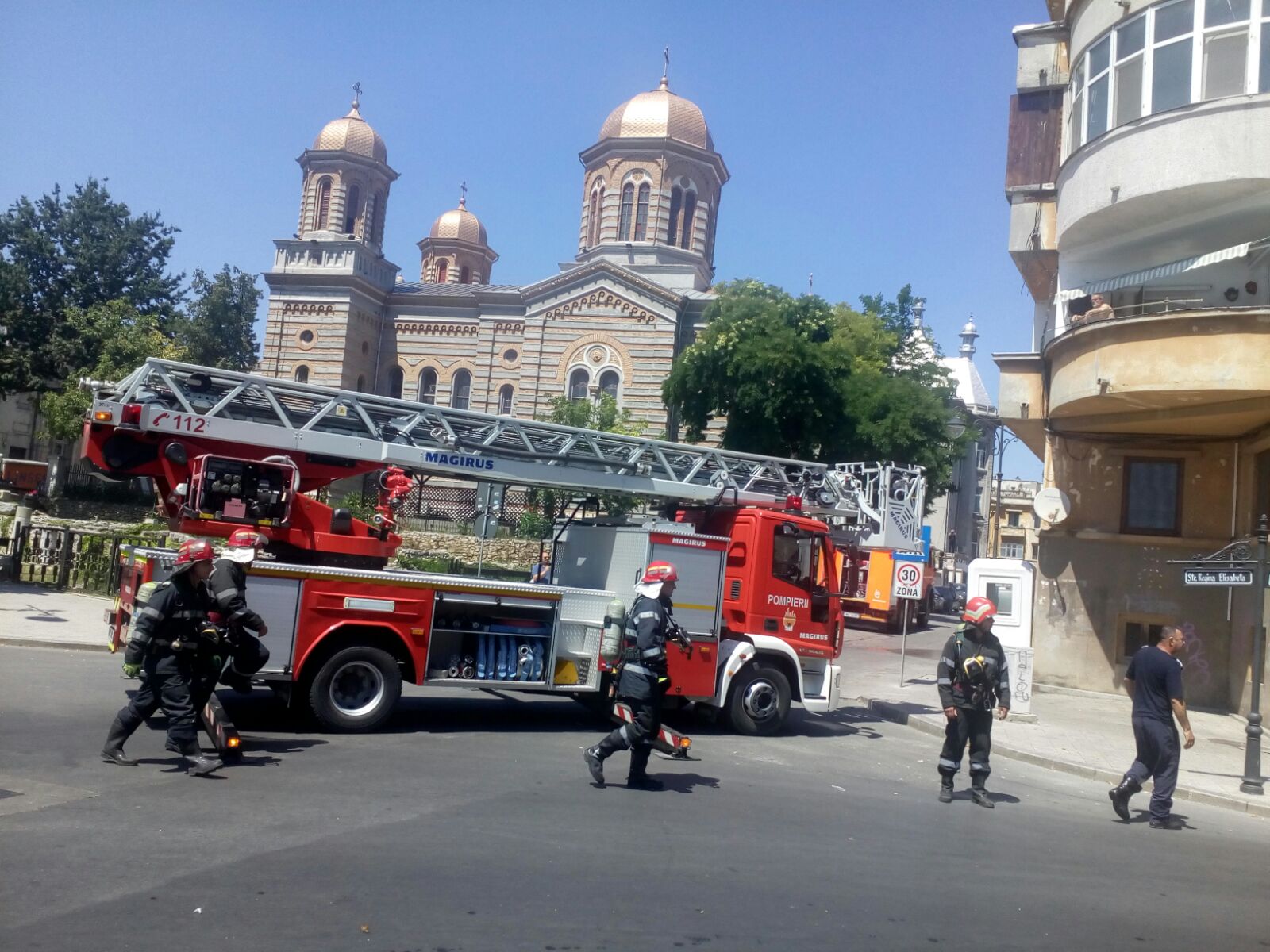 FOTO/ VIDEO/ CONSTANȚA: Intervenție a pompierilor în Piața Ovidiu
