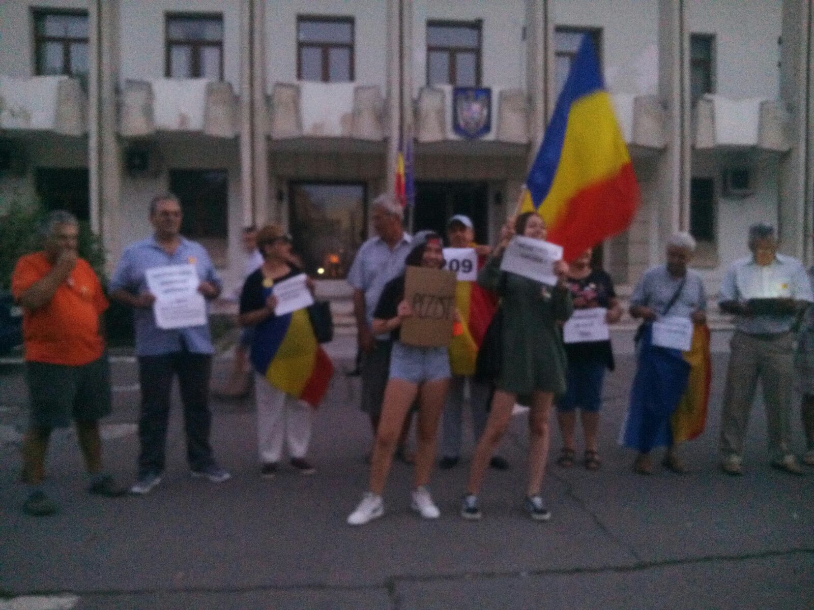 FOTO/ CONSTANȚA: Proteste în fața Prefecturii