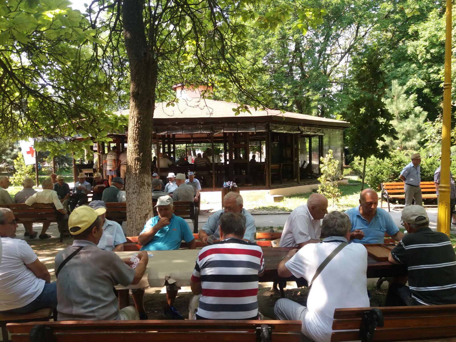 FOTO: Pensionarii, interesați mai mult de „6 -6, poartă-n casă“, decât de caniculă