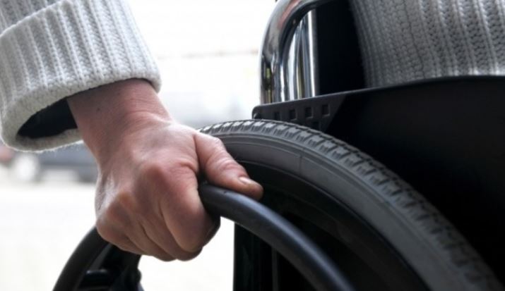 Sute de persoane cu dizabilităţi severe au protestat în faţa Ministerului Muncii