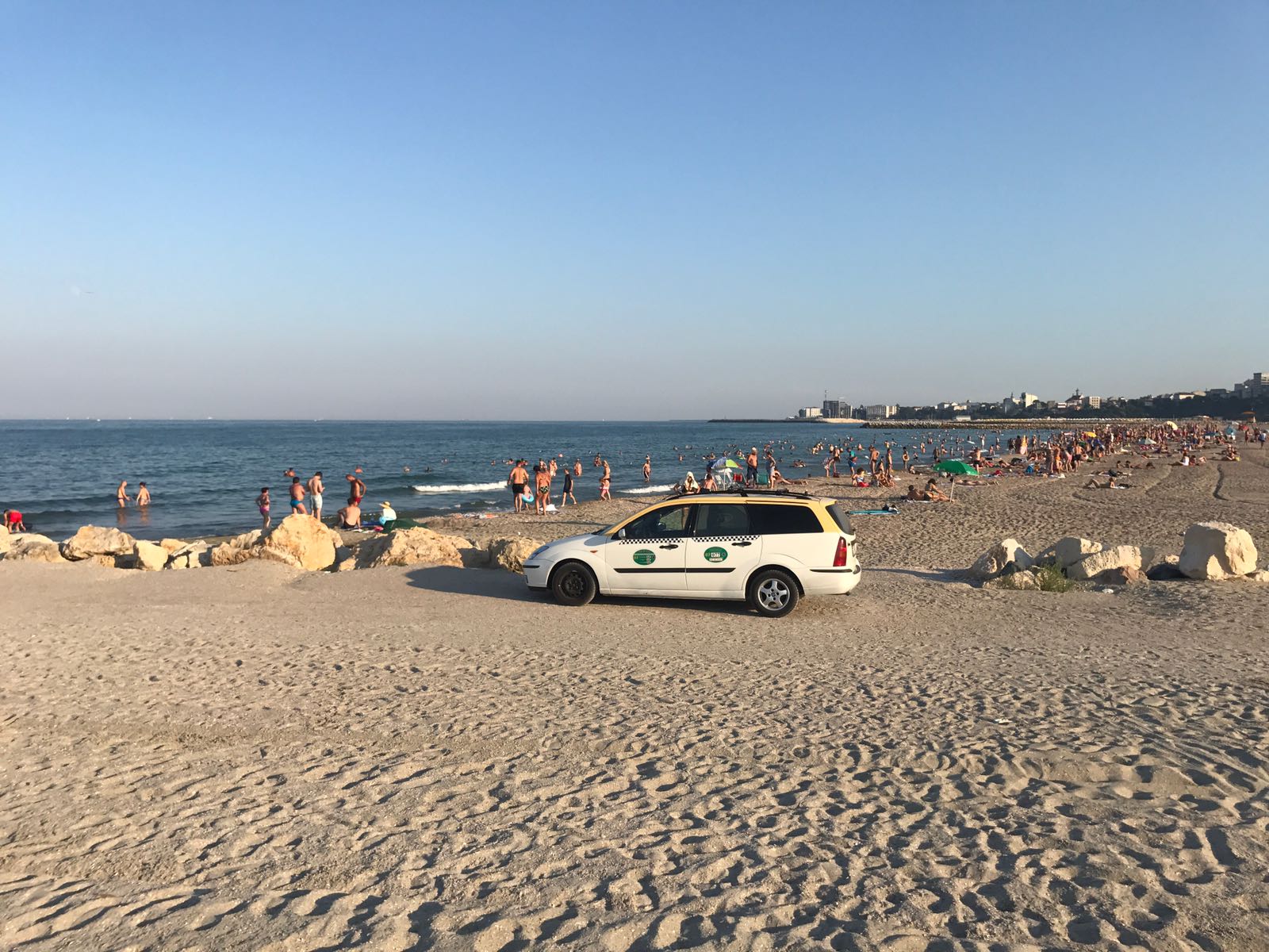 FOTO – Cursă specială pentru un grup de botoșăneni: Au ajuns cu taxiul până pe plajă!