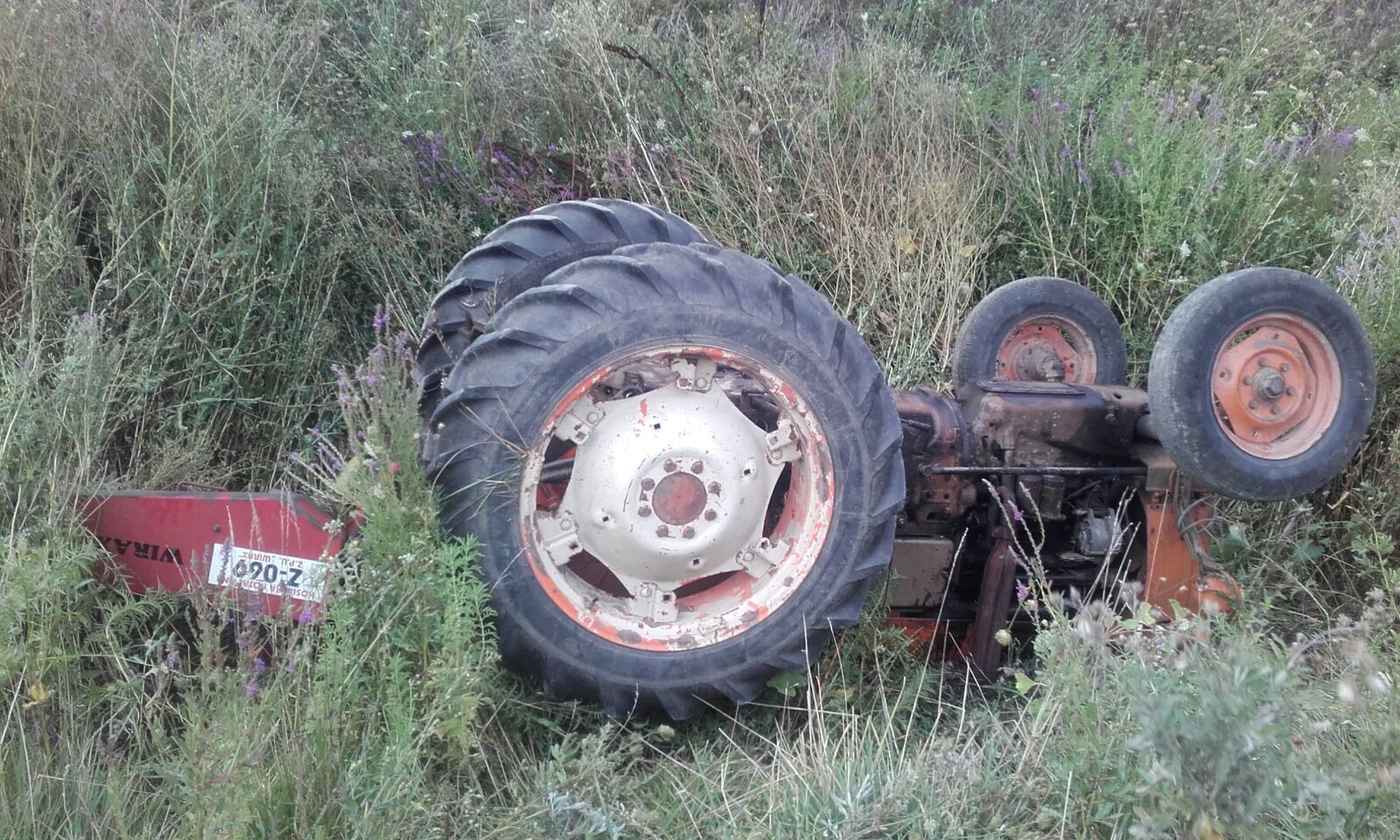 FOTO/ UPDATE: Accident la Gârliciu. Un tractor s-a răsturnat peste un bărbat